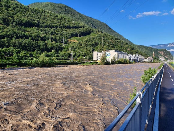 L’ondata di piena sta defluendo verso sud attraverso i fiumi Isarco e Adige. Qui l'Isarco nei pressi del ponte Campiglio a Bolzano. (Foto: ASP/Agenzia Protezione civile/Sistemazione bacini montani)