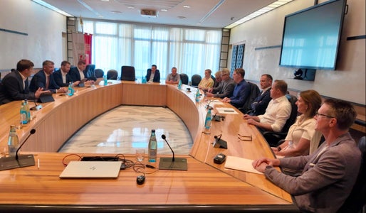 “Il tunnel di base del Brennero è un progetto chiave europeo. Per produrre pienamente i suoi effetti, servono tratte di accesso efficienti su tutti i versanti”, ha detto l'assessore provinciale Alfreider (secondo da sinistra) durante l'incontro nella sala di Giunta a Palazzo Widmann. (Foto: USP/Dipartimento Infrastrutture e Mobilità)