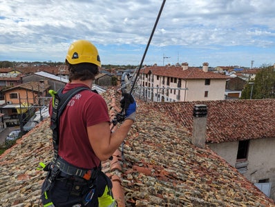 Zwischen dem 3. und 9. August haben Männer der Berufsfeuerwehr (im Bild) und der Freiwilligen Feuerwehren von Lana, Kaltern, Leifers und St. Jakob/Grutzen rund 21 Einsätze pro Tag abgewickelt, also rund 150 Einsätze in der von Hagelschäden betroffenenen Region Friaul-Julisch Venetien durchgeführt. (Foto: LPA/Berufsfeuerwehr Bozen)