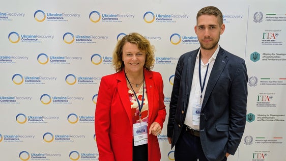 La vicepresidente della Provincia Rosmarie Pamer e il direttore del Center for Autonomy Experience di Eurac Research, Marc Röggla. (Foto: USP/Hannes Wisthalter)