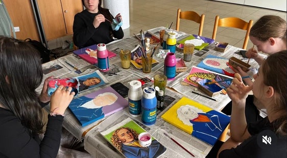 Dal 10 giugno la scuola secondaria di primo grado Segantini di Merano ospita una mostra fotografica e pittorica realizzata dai ragazzi e dalle ragazze coinvolti durante l’anno nei laboratori promossi dal centro giovani Strike Up nell’ambito dei Poli Educativi Territoriali (PET). (Foto: USP)