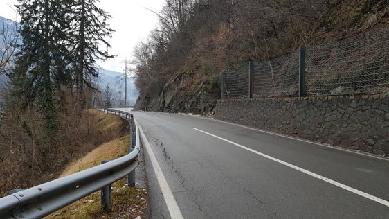 Die Maßnahme entlang der SS 44 zielt darauf ab, die Sicherheit und die Befahrbarkeit auf diesem Straßenabschnitt zu verbessern, der derzeit nicht vollständig den Sicherheitsanforderungen der Straßenbau-Richtlinien des Landes entspricht. (Foto: LPA/Ressort für Infrastrukturen und Mobilität)