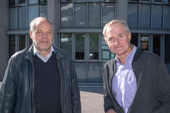 Anton Zöschg della Val d’Ultimo (a destra) con il direttore dell'Ufficio Sistemazione bacini montani ovest, Peter Egger. (Foto: USP/Othmar Seehauser)