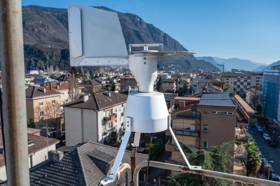 Il campionatore pollinico raccoglie i pollini sul tetto dell'Agenzia provinciale per l'ambiente e la tutela del clima a Bolzano: settimanalmente i campioni vengono portati al Laboratorio biologico di Laives, dove vengono analizzati. (Foto: USP/Greta Stuefer)