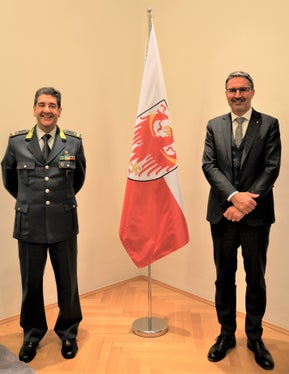 Landeshauptmann Kompatscher und der Finanzwache-Kommandant Zelano am heutigen Nachmittag im Landhaus 1 in Bozen (Foto: LPA/Igor Cocca)