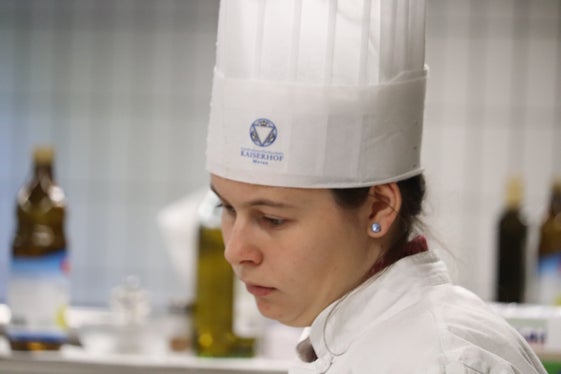 Die Landeshotelfachschule Kaiserhof bietet eine fundierte und praxisnahe Ausbildung in den Bereichen Hotellerie, Gastronomie und Tourismus. Im Bild eine Schülerin in der Lehrküche. (Foto: LPA/Maja Clara)