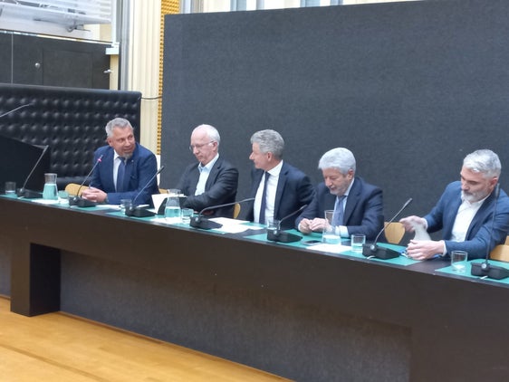 Da sinistra il direttore generale della Provincia autonoma di Bolzano Alexander Steiner, Emanuele Marchi (Zobele Holding), Pierangelo Albini (Confindustria), Antonio Naddeo (ARAN) e Luca Comper (Provincia di Trento)  (Foto: ASP/mdg)