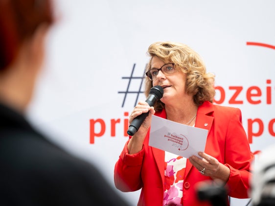 Landesrätin Rosmarie Pamer nannte unter anderem Maßnahmen, die Betroffenen sexualisierter Gewalt zugute kommen, als wichtigen Schwerpunkt der ersten #halbzeit der Legislatur. An der Umsetzung weiterer Maßnahmen werde weiter gearbeitet. (Foto: LPA/Fabio Brucculeri)