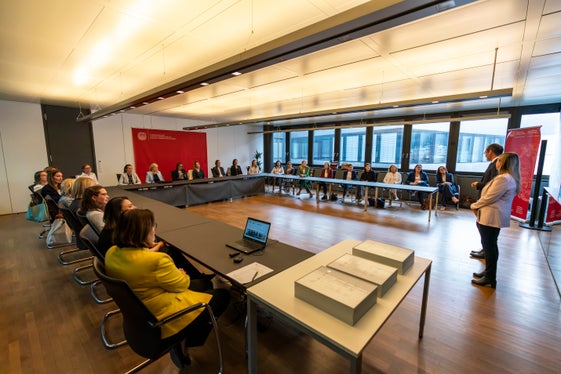 Ulrike Oberhammer, presidente della Commissione provinciale pari opportunità per le donne, e Alfred Aberer, segretario generale della Camera di commercio di Bolzano hanno consegnato i certificati alle 20 donne, presso la Camera di commercio. (Foto: USP/Daniel von Johnston)