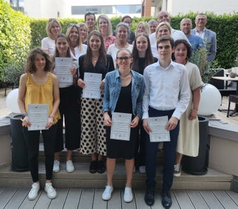 Die neuen Wellnesstrainerinnen und Wellnesstrainer mit ihren Ausbildnern: Selina Gurschler, Annemarie Unterhofer, Elias Kneissl (1. Reihe v.l.); Debora Theiner , Milena Mussner, Elisa Janser, Isolde Moroder (2. Reihe v.l.); Andrea Bertagnolli-Windstoßer, Eveline Ferrari, Judith Wieser, Rosita Pirhofer (3. Reihe v.l.); Karin Kinigadner, Monika Egger, Patrizia De Angelis, Andreas Streitberger (4. Reihe v.l.); Gerd Locher, Judith Rainer, Martin Stieger, Lukas Erckert, Peter Prieth (5. Reihe v.l.) (Foto: LPA/Landesberufsschule Luis Zuegg Meran)
