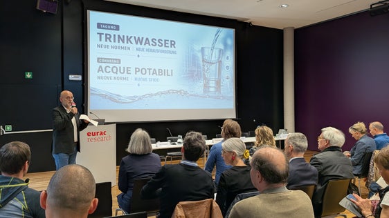 Flavio Ruffini, Direktor der Landesagentur für Umwelt und Klimaschutz, moderierte die Tagung, die eine Übersicht über die Rechtsnormen und Instrumente bot, die bei der Verwaltung der Trinkwasserversorgung künftig zur Anwendung kommen. (Foto: LPA/Vera Brunetti)
