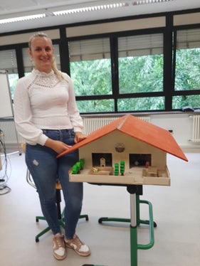 Julia Forcher, Schülerin der vierten Klasse, mit ihrem Modell Kindergarten mit Ziegen bei der Präsentation ihres Businessplanes (Foto: LPA/Fachschule für Hauswirtschaft und ERnährung Tisens)

