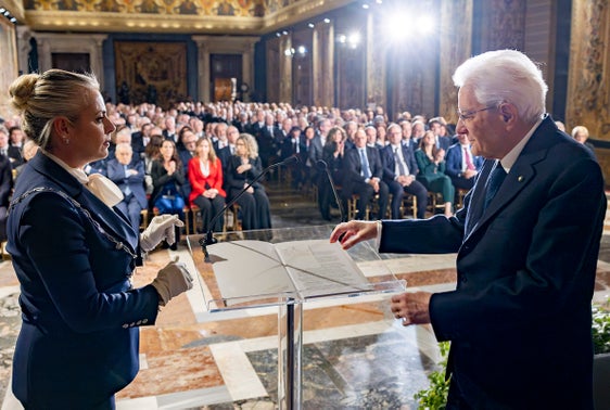 Staatspräsident Sergio Mattarella (im Vordergrund r.) empfing Vertretende der Institutionen, aus Politik, Kultur und Gesellschaft. LH Kompatscher: "Rolle des Staatsoberhauptes nicht schwächen!" (Foto: quirinale.it)
