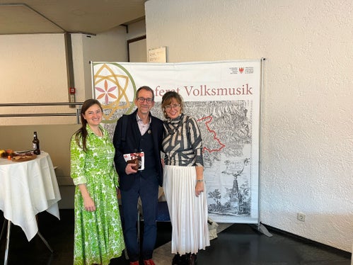 Am Stand des Referates Volksmusik in der Landesdirektion Deutsche und ladinischen Musikschule im Congress Innsbruck schauten auch (von rechts) Landesmusikschuldirektorin Alexandra Pedrotti, Musikschuldirektor Walter Innerhofer und Musikschuldirektorin Ulrike Ellemunter vorbei (Foto: LPA/Landesdirektion Deutsche und ladinischen Musikschule)