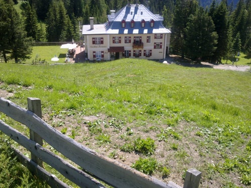 La strada provinciale per l'Alpe di Siusi, nei pressi dell'albergo Frommer, sarà asfaltata e resa più sicura nei pressi dei tre tornanti. (Foto: ASP/Ufficio tecnico strade centro/sud)

