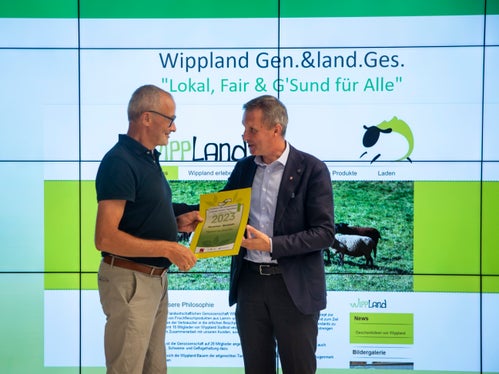 Wippland Gen. & Land. Ges ha presentato il progetto Lokal, Fair & G' Sund für Alle. Karl Oberhollenzer ha ricevuto il certificato dalle mani di Luis Walcher, assessore provinciale all'Agricoltura (Foto: ASP/Fabio Brucculeri)