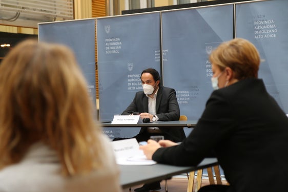 Zum Abschluss der Veranstaltung "Attraktivität.Arbeitsplatz.Südtirol" wurden heute Maßnahmen vorgestellt, um dem Fach- und Arbeitskräftemangel entgegenzuwirken. (Foto: LPA/Peter Natter)