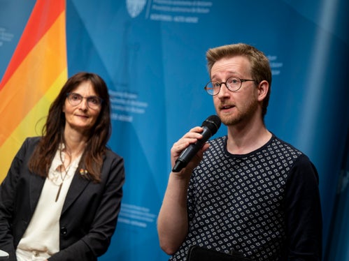 Alle Institutionen, Organisationen und Unternehmen können die Initiative Pride Month unterstützen, indem sie im Monat Juni sprichwörtlich Flagge zeigen für eine Welt der Vielfalt und des Verständnisses füreinander und die Regenbogenflagge bei verschiedenen Gelegenheiten verwenden. Im Bild: Centaurus-Präsident Mattia Di Pierro (Foto: LPA/Fabio Brucculeri)