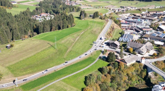 Prima: situazione attuale all'ingresso di Valdaora dalla strada statale della Val Pusteria. (Foto: Ripartizione Infrastrutture)