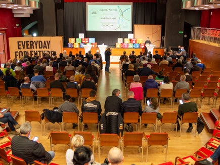 „Wir gestalten Zukunft. Gemeinsam“: Die Nachhaltigkeitstour des Landes Südtirol machte am 4. April 2022 Halt in Sterzing. (Foto: LPA)