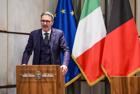 "Contiamo di avere presto un testo, appena lo avremo provvederemo a condividerlo con voi, per riprendere assieme quel percorso, affinché tutte le Speciali possano raggiungere assieme il traguardo dell’aggiornamento dell’Autonomia”, ha detto agli amministratori valdostani il presidente Kompatscher, riferendosi alla riforma dello Statuto. (Foto: Ufficio stampa Regione autonoma Valle d'Aosta)