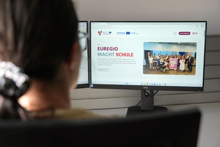 Plata internet Euregio fej scola: la dà nfurmazions n con' dl cuncors y la vën slargeda ora te na plataforma per duta la ufiertes de scola dl'Euregio. (Foto: Land Tirol/Trenker)