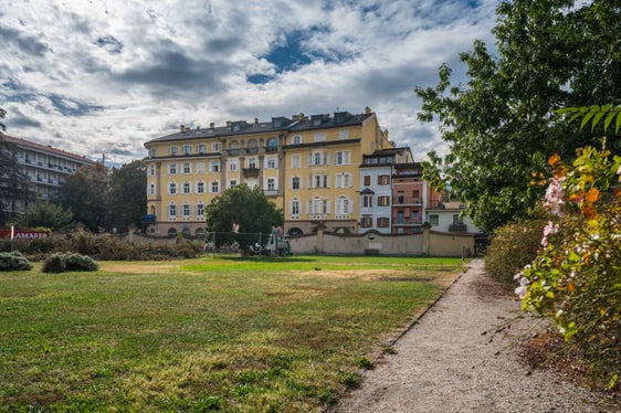 Im Rahmen der Arbeiten ist ein Sanierungsplan für die historische Umfassungsmauer vorgesehen. Dieser sieht zwei neue Öffnungen vor: eine an der Westseite in Richtung Kulturzentrum Trevi (im Bild) und eine an der Südostseite in Richtung Verdiplatz. (Foto: LPA/Greta Stuefer)