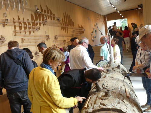 Zahlreiche Interessierte nutzten die Gelegenheit, im Rahmen des Bürger-Aperitivs einen Blick in das neue Naturparkhaus zu werfen. (Foto: LPA/Johanna Berger)