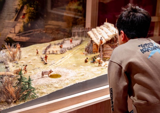 Al Museo Archeologico dell’Alto Adige, i modelli di abitazione nel nuovo settore espositivo “The Loft”. (Foto: USP/Manuela Tessaro)