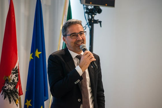 Il presidente della Provincia di Bolzano Arno Kompatscher ha auspicato che gli ostacoli alle frontiere possano essere superati insieme, facendo in modo che le popolazioni si incontrino come amici e partner. (Foto: ASP/Claudia Corrent)