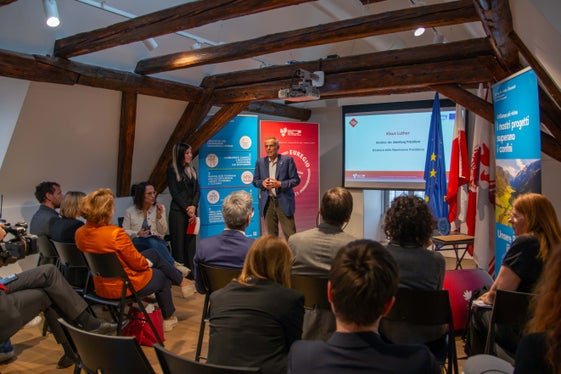 Sul palco della Casa della Pesa anche il direttore della Ripartizione Presidenza della Provincia autonoma di Bolzano, Klaus Luther. (Foto: ASP/Greta Stuefer) 