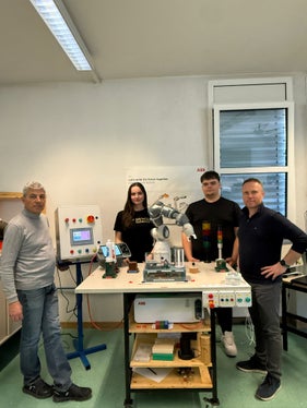 Prestigioso riconoscimento per gli studenti del terzo anno della Scuola professionale in lingua italiana Mattei di Bressanone, selezionati tra gli 11 finalisti nazionali dei Robotgames 2026. Nella foto (da sinistra) il tutor Giorgio Paoli (Laboratorio Automazione), gli studenti Cindy Lo Re e Mark Frroku e il tutor Florent Kabilo (Laboratorio e Tecnologia meccanica). (Foto: Scuola Professionale Mattei Bressanone)