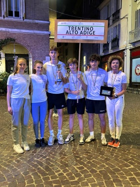 Die Tischtennis-Mannschaft der Wirtschaftsfachoberschule Heinrich Kunter Bozen zeigte Kampfgeist: Platz 3 für die Buben, Platz 5 für die Mädchen, Lehrerin Edith Pigneter begleitete das Team nach Asti. (Foto: LPA/Bereich Schulsport in der Pädagogischen Abteilung der Deutschen Bildungsdirektion/Edith Pigneter)