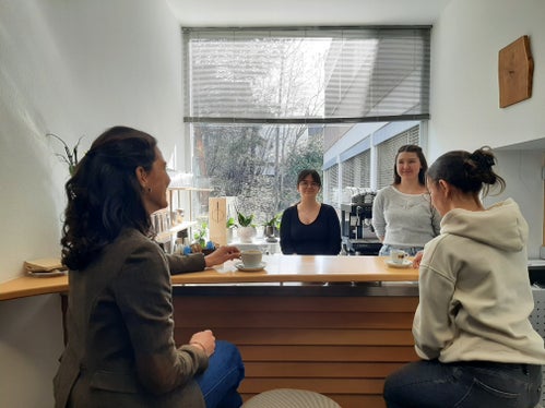 Die Schülergenossenschaft hondgmocht & hausgmocht“ der Fachschule für Hauswirtschaft und Ernährung Tisens hat die Schulbar übernommen und bietet in den Pausen und bei Veranstaltungen Kaffeevariationen an. (Foto: LPA/Fachschule für Hauswirtschaft und Ernährung Tisens)