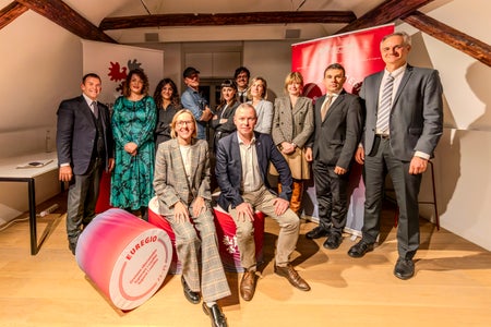 Gruppenfoto mit Filmteam, Darstellenden und Ehrengästen: (sitzend v. l.) Landesrätin Magdalena Amhof, Euregio-Generalsekretär Christoph von Ach, (stehend v. l.) Lorenzo Di Dieco (Rai Documentari), Moderatorin Valentina Leone, Darstellerin Bianca Giacomoni, Regisseur Michele Melani, Autorin Sara Catalini (Rai Documentari), Produzent Gottardo Giatti, Darstellerin Erica Cova, Bozens Stadträtin Johanna Ramoser, Claudio Baldino (Rai Documentari), Paolo Mazzucato (Direktor Rai-Sitz Bozen) (Foto: LPA/Daniel von Johnston)