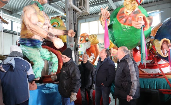 LR Vettorato (2.v.r.) lobte den Einsatz der vielen Ehrenamtlichen, die den Leiferer Faschingsumzug vorbereiten. Ein Finanzierungsbeitrag soll die Kosten für die Anmietung der Werkhalle decken. (Foto: LPA)