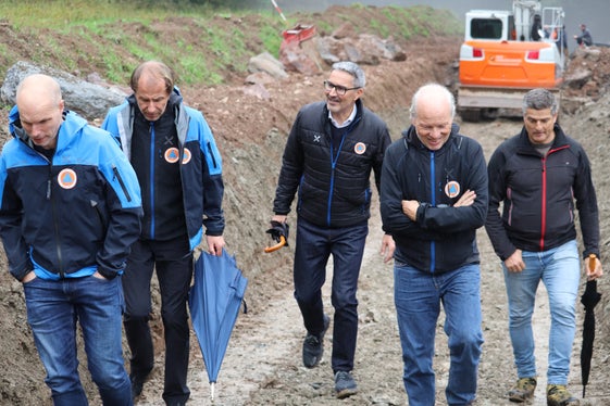 In der Künette Tisenerbach (von links): Amtsdirektor Thomas Thaler, Agenturdirektor Klaus Unterweger, Landeshauptmann und Bevölkerungsschutzlandesrat Arno Kompatscher, Direktor Funktionsbereich Wildbachverbauung Fabio De Polo, Bürgermeister der Gemeinde Tisens Christoph Matscher (Foto: LPA/Maja Clara)