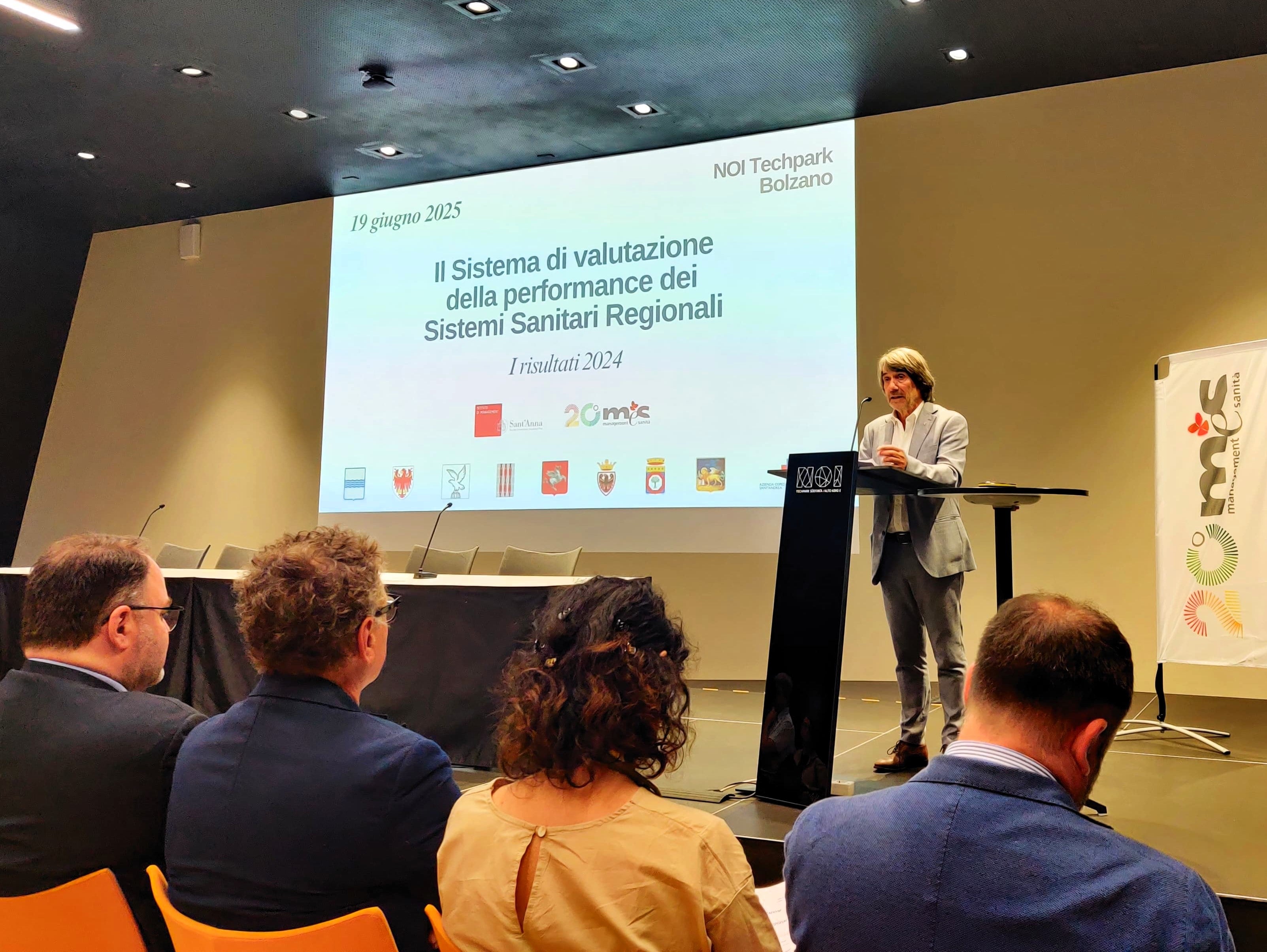 In vielen Bereichen des Gesundheitswesens stehen wir sehr gut da – das ist das Ergebnis der täglichen wertvollen Arbeit aller Mitarbeitenden im Gesundheitsbereich im ganzen Land, lobt Gesundheitslandesrat Hubert Messner bei der Vorstellung der Ergebnisse der Bersaglio-Studie in Bozen. (Foto: LPA/Samuel Vieider)