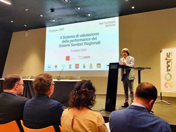 "In vielen Bereichen des Gesundheitswesens stehen wir sehr gut da – das ist das Ergebnis der täglichen wertvollen Arbeit aller Mitarbeitenden im Gesundheitsbereich im ganzen Land", lobt Gesundheitslandesrat Hubert Messner bei der Vorstellung der Ergebnisse der Bersaglio-Studie in Bozen. (Foto: LPA/Samuel Vieider)