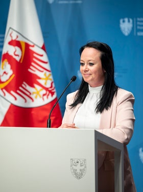 Dall’inizio di maggio Monika Conrater è direttrice dell’Agenzia per la famiglia della Provincia. Durante la conferenza stampa del 14 maggio, la direttrice ha sottolineato che uno dei suoi obiettivi principali è rafforzare la collaborazione con i Comuni e tutti gli altri partner coinvolti. (Foto: USP/Fabio Brucculeri)