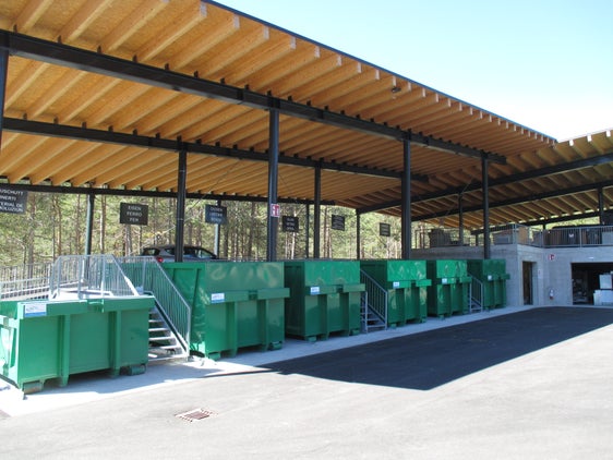 Focus sulle sinergie nella gestione dei rifiuti: se almeno due Comuni collaborano, la costruzione e la conversione dei centri di riciclaggio viene sostenuta fino all'80% dei costi. L'immagine mostra il centro di riciclaggio di Marebbe. (Foto: USP/Agenzia provinciale per l'ambiente e la tutela del clima)