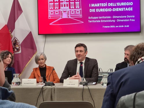 Mariangela Franch von der Universität Trient und Landesrat Achille Spinelli bei der gestrigen Vorstellung (Foto: Euregio)