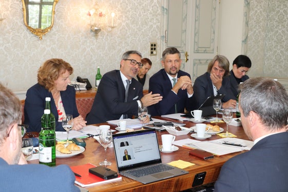 Die Delegation aus Südtirol und die Regierung des Kantons Graubünden sprachen unter anderem über die Eisenbahnverbindung Engadin-Vinschgau, über die öffentliche Sicherheit und übers Thema Großraubwild. Im Bild (von links):  Landeshauptmannstellvertreterin Rosmarie Pamer, Landeshauptmann Arno Kompatscher, Landesrat Daniel Alfreider, Landesrat Hubert Messner und Landesrätin Ulli Mair. (Foto: LPA/Margit Piok)