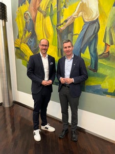 Wirtschafts- und Tourismuslandesrat Mario Gerber (Tirol) und Landwirtschafts- und Tourismuslandesrat Luis Walcher beim Treffen in Bozen. (Foto: LPA)