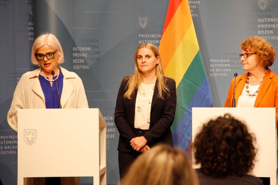 Da sinistra Nadia Mazzardis, Ulrike Oberhammer (Commissione pari opportunità per le donne) e la vicepresidente della Provincia Rosmarie Pamer. (Foto: ASP/Maja Clara)