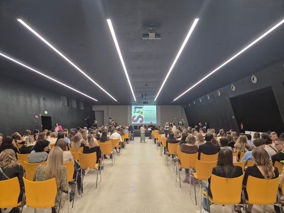 A fine novembre, 232 diplomati della Scuola Provinciale per le Professioni Sociali “Hannah Arendt” hanno partecipato alla cerimonia di consegna degli attestati al NOI Techpark di Bolzano (Foto: USP/Scuola Hannah Arendt)