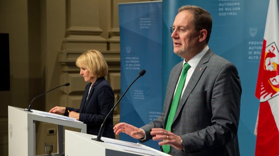 Die Landesregierung hat das Maßnahmenprogramm 2023 für die ordentliche und außerordentliche Instandhaltung der Landesimmobilien in Höhe von insgesamt 14,8 Millionen Euro genehmigt. Im Bild LR Bessone (r.) und LRin Deeg in der Pressekonferenz nach der Regierungssitzung. (Foto: LPA/Fabio Brucculeri)