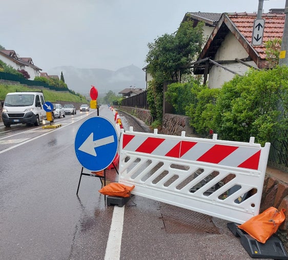 Vorbereitung für den Baustellbereich an der Brennerstaatsstraße südlich der Ampel von Branzoll für die Leitungsverlegung und die Untergrundbefestigung. (Foto: LPA/Christian Franchini)