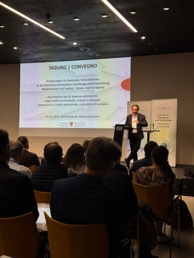 La Provincia di Bolzano punta a rafforzare il sistema dell’innovazione e a costruire una società basata sulla conoscenza e sull’innovazione, nonché un’economia competitiva, ha detto Philipp Achammer, assessore all’Innovazione e alla Ricerca, aprendo i lavori. (Foto: USP/Ripartizione provinciale Innovazione, Ricerca, Università e Musei)
