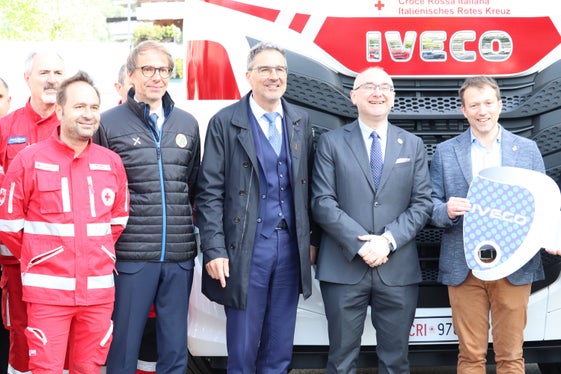 Bei der heutigen Übergabe von Fahrzeugen an das Landeskomitee des Roten Kreuzes (ab 2. von links): der Direktor der Agentur für Bevölkerungsschutz Klaus Unterweger, Landeshauptmann und Bevölkerungsschutzlandesrat Arno Kompatscher, der Präsident des Italienischen Roten Kreuzes Rosario Valastro und der Präsident des Landeskomitees des Roten Kreuzes Manuel Pallua (Foto: LPA/Maja Clara)